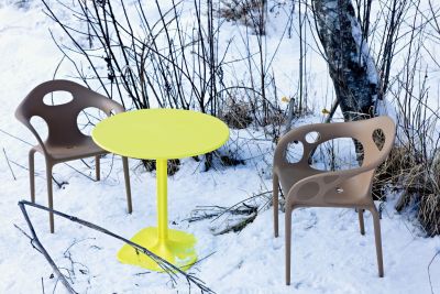 Gelber Supernatural Tisch von Moroso mit zwei Stühlen im Schnee, modernes Outdoor-Möbeldesign.